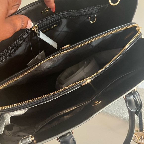 Like new Michael Kors black bag - Picture 4 of 10